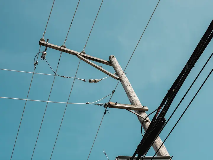 නිදර්ශක ඡායාරූපය: විදුලි කණු සහ රැහැන්